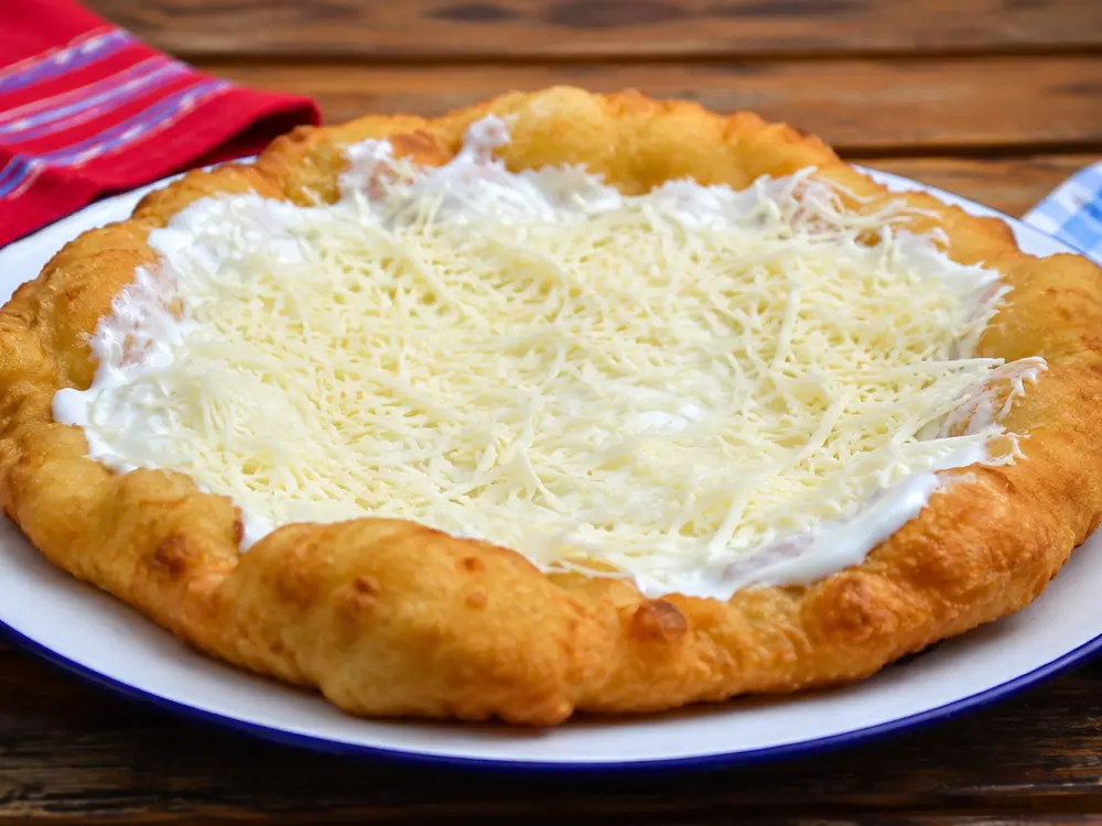 Sajtos-tejfölös lángos